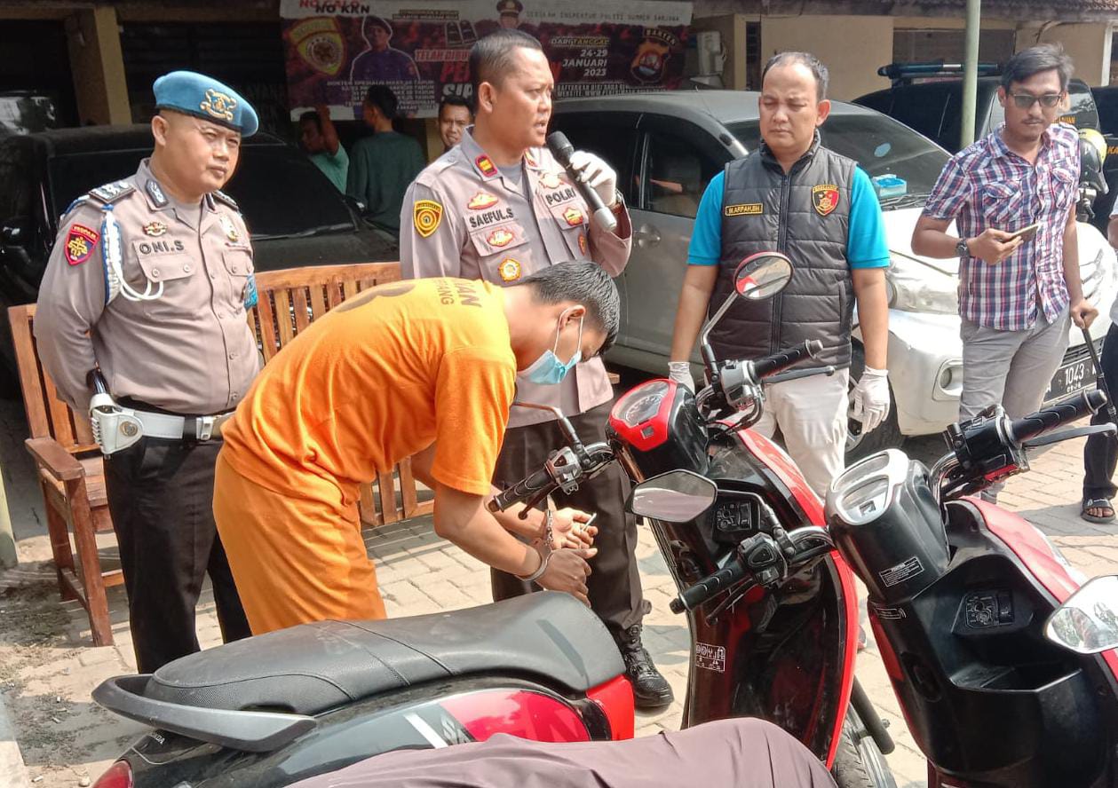 KK alias Tomi, tersangka pelaku spesialis maling sepeda motor diparkiran sedang memperagakan cara melakukan aksinya dihadapan Kapolsek Carenang IPTU Saeful Sani. (Foto: Daeng Yusvin)
