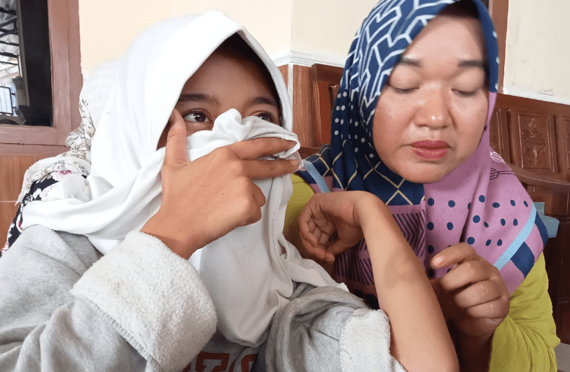 Sumiyati, orang tua korban saat menunjukkan luka bekas Bullying yang menimpa anaknya DR (foto: Abdul Kholilulloh)