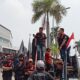 Ratusan Massa GMPI Kabupaten Bekasi kepung PT Eung (foto: Abdul Kholilulloh)