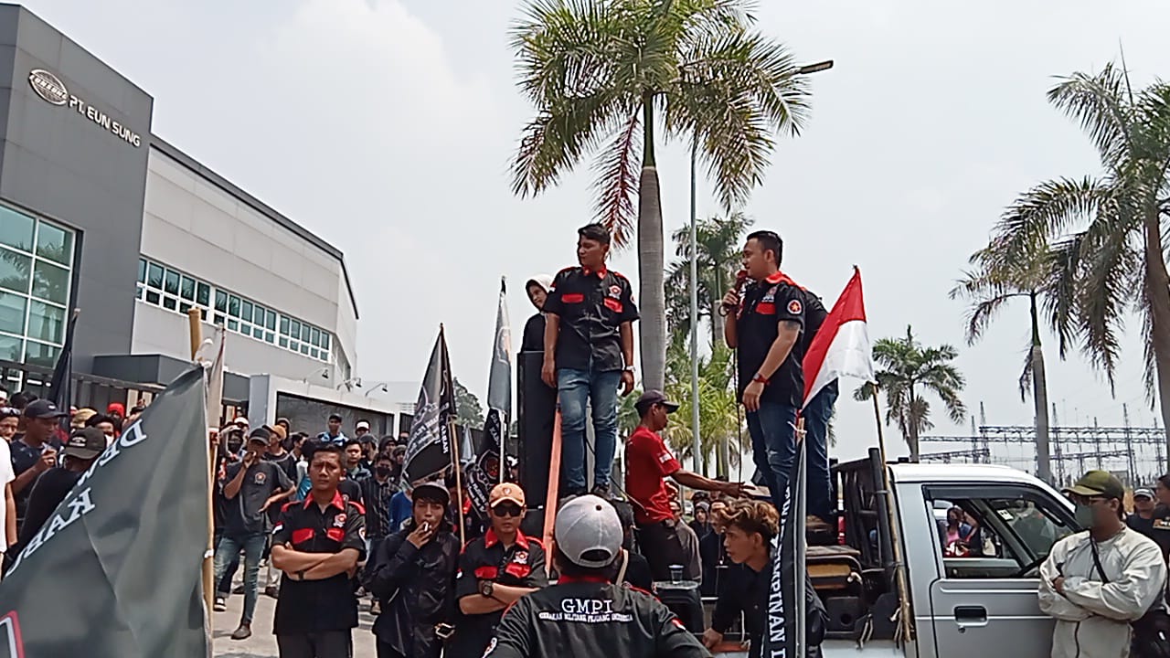 Ratusan Massa GMPI Kabupaten Bekasi kepung PT Eung (foto: Abdul Kholilulloh)