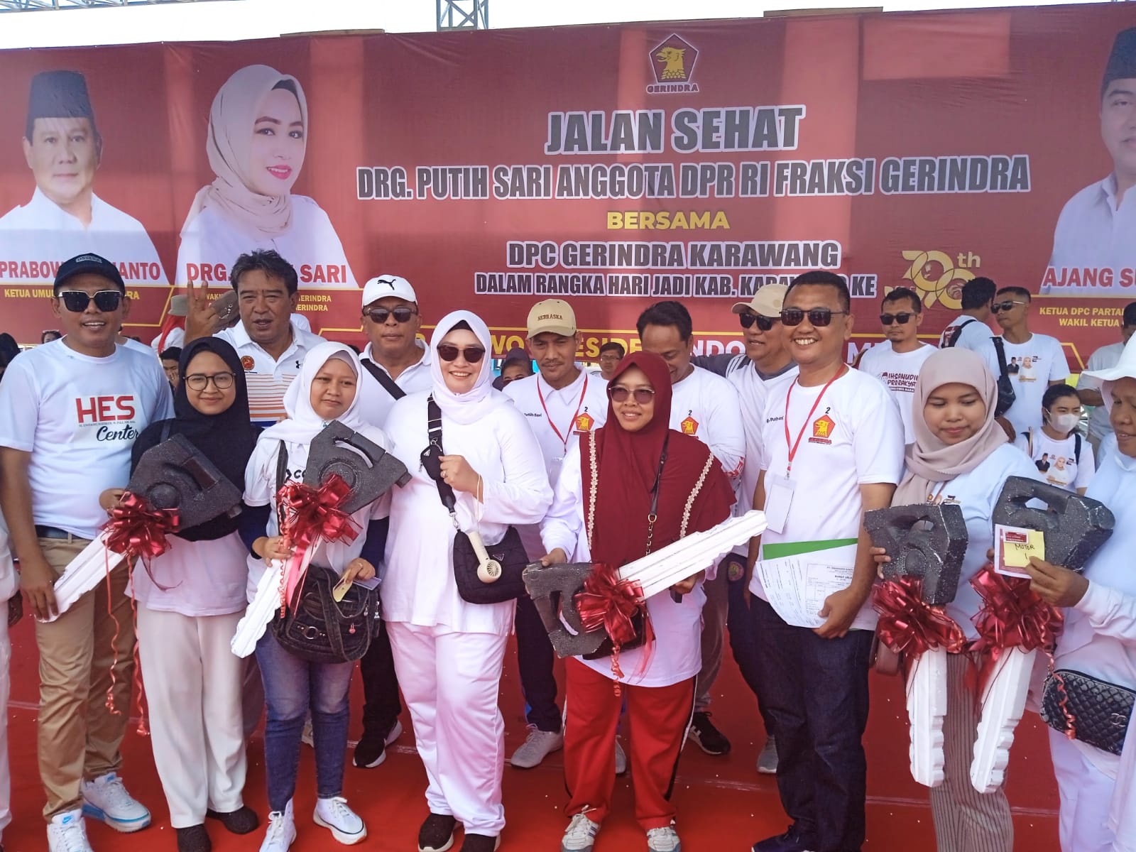 Memperingati hari jadi kabupaten Karawang yang ke 390 tahun bersama Drg. Putih Sari Anggota DPR RI Fraksi Partai Gerindra di Lapangan Al Azhar Galuhmas Karawang. (Foto: Andika)