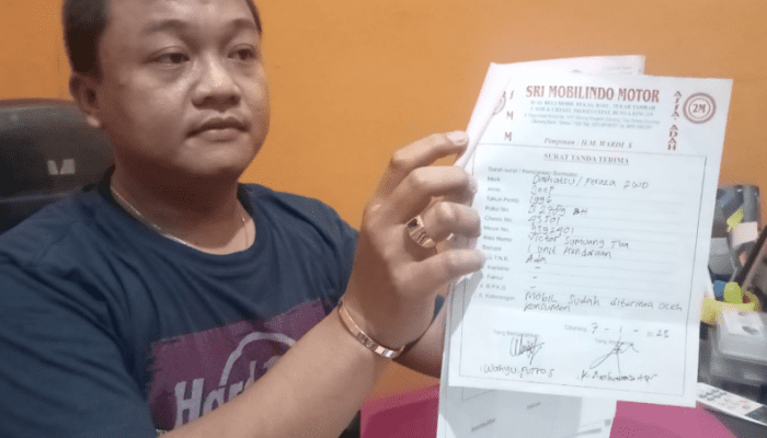 Wahyu Putro Santoso, pemilik showroom mobil saat menunjukkan berkas transaksi jual beli mobil kepada oknum Kades. (foto: Abdul Kholilulloh)