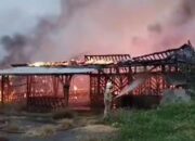 Si Jago Merah Lalap Rumah Makan di Bekasi, Diduga Dari Bakaran Sampah