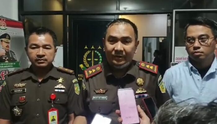 Kepala Kejari Kabupaten Bekasi Ricky Setiawan Anas (tengah) saat memberikan keterangan penangkapan RS oknum kontraktor pemberi suap terhadap oknum pimpinan DPRD KAbupaten BEkasi inisial SL (foto: istimewa)