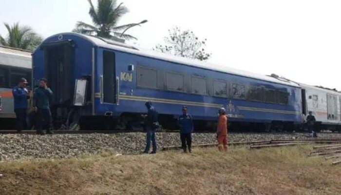 Kondisi kecelakaan KA Argo Semeru anjlok di wilayah Kalimenur, Kapanewon Sentolo, Kabupaten Kulon Progo, (foto: Intagram : @jogjaupdatecom)