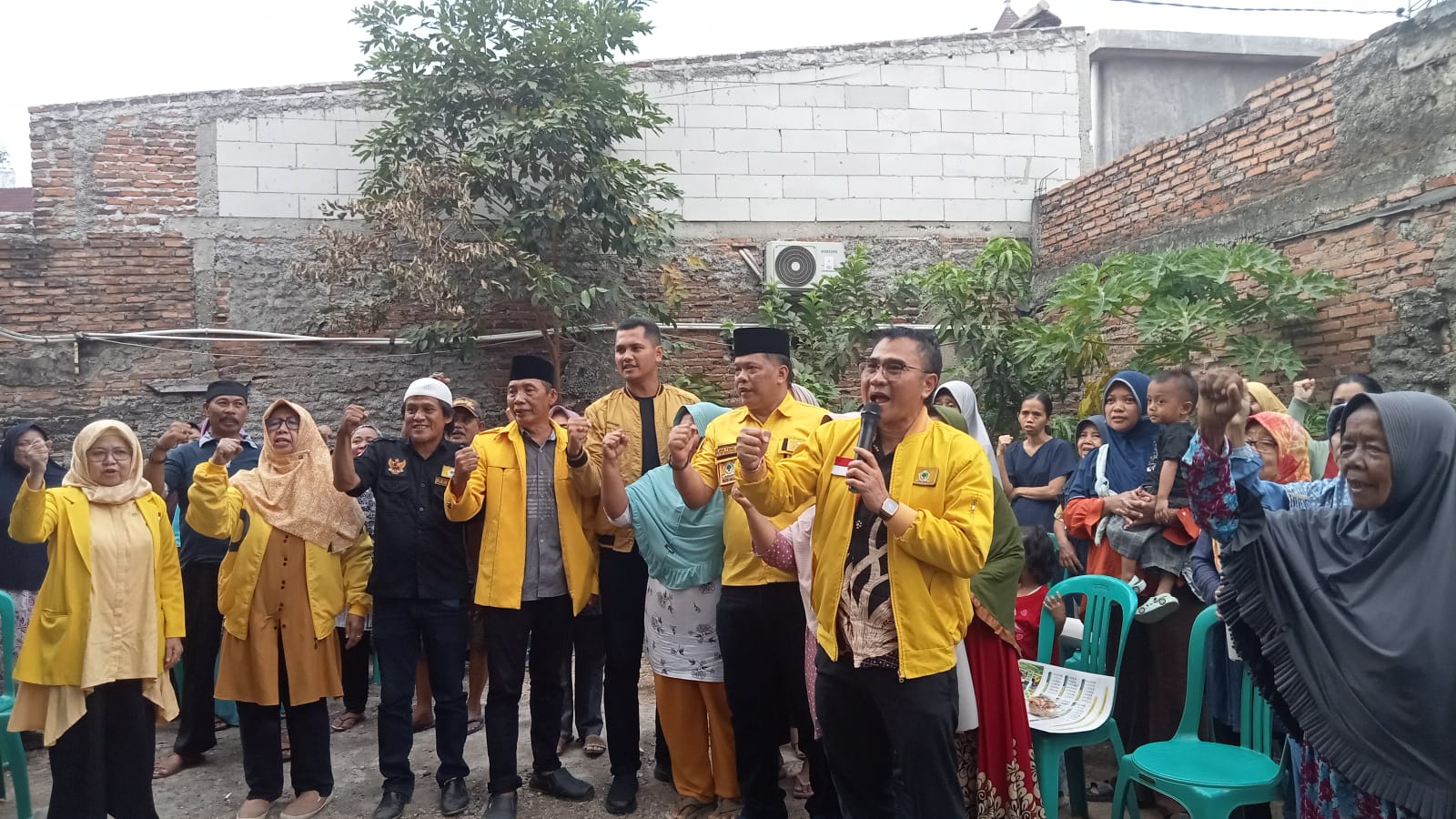 Dalam rangka konsolidasi dengan para kader partai di tiap RT (Korte) partai yang di laksanakan oleh Bacaleg dari Partai Golkar Kabupaten Karawang Dapil I Topan Megantara di wilayah Jatirasa Tengah (foto: Dyka)