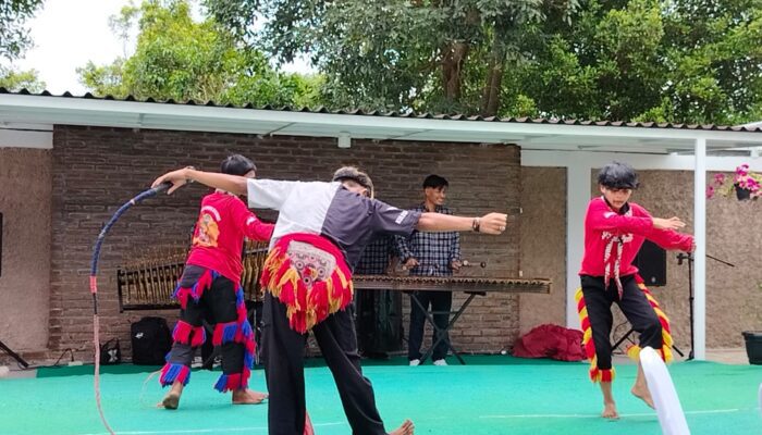 Seni kuda lumping Sugih Mukti Cirebon merupakan salah satu pertunjukan seni tradisional yang berasal dari Kabupaten Cirebon. (foto: Abdul Kholilulloh)