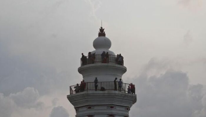 Pengunjung di Menara Masjid Agung Banten. (Foto: Istimewa)