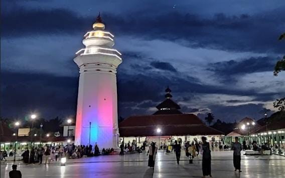 Suasana malam hari di Masjid Agung Banten Lama. (Foto: Istimewa)