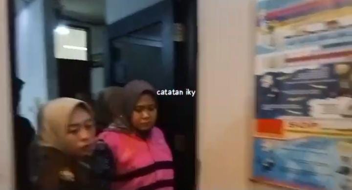 Oknum kontraktor inisial RS keluar dari kantor Kejari usai menjalani penyidikan dan ditetapkan tersangka oleh Kejari Kabupaten Bekasi (foto: Rizki/Metronesia)