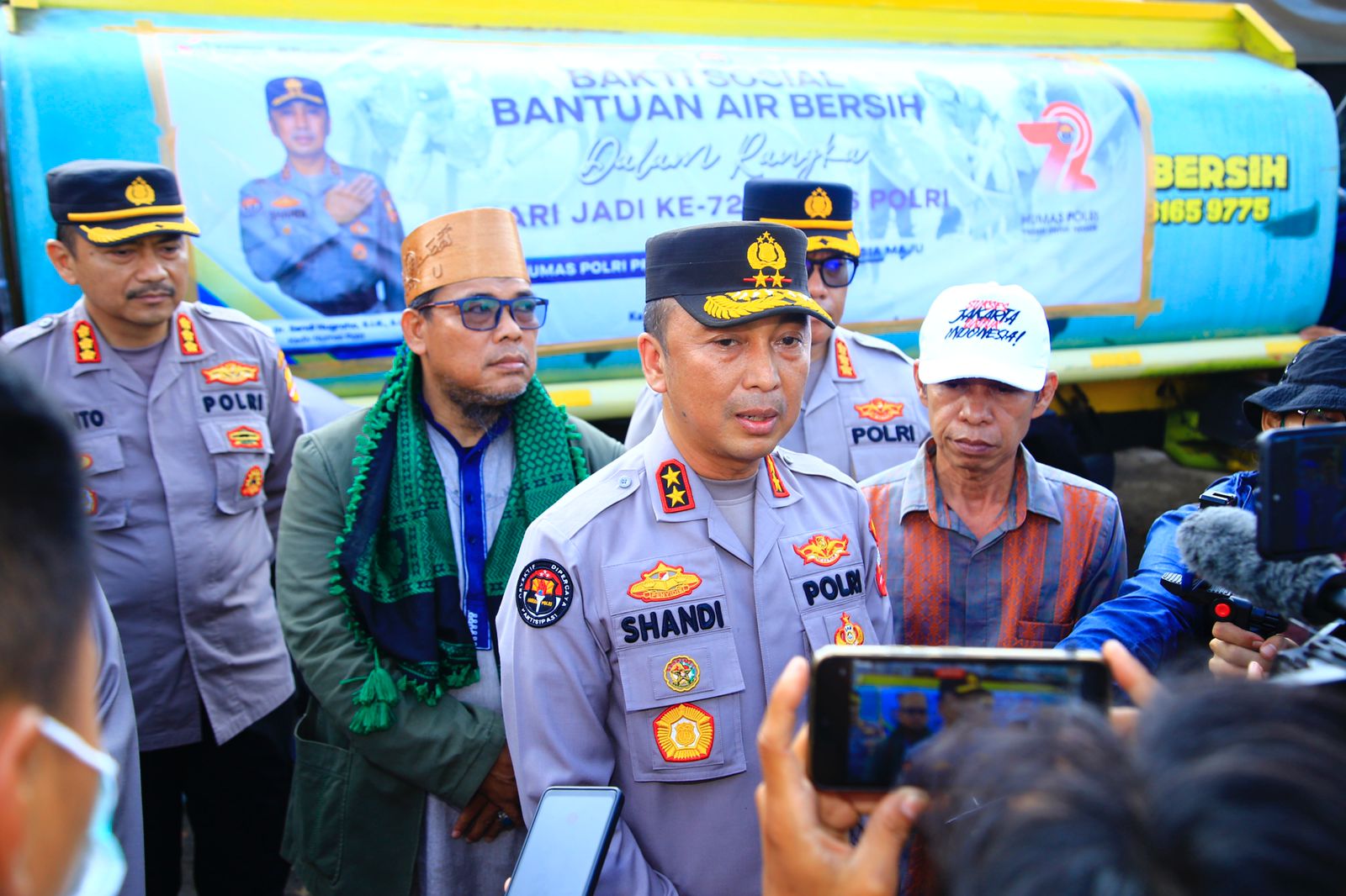 pembagian air bersih ini merupakan upaya Polri membantu masyarakat yang membutuhkan akses air bersih (foto: Fathar)