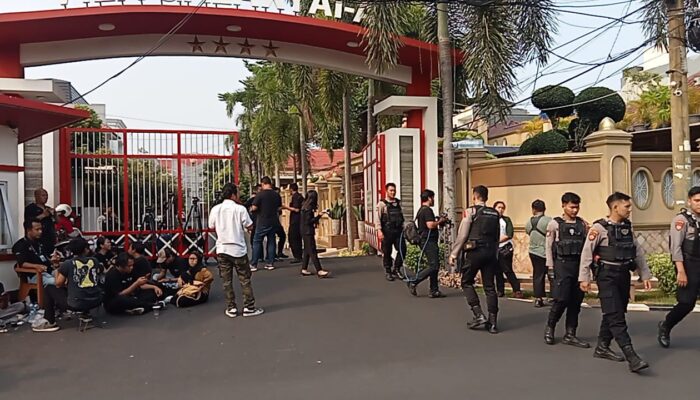 Petugas gabungan jaga ketet kediaman ketua KPK Firli Bahuri (foto: Abdul Kholilulloh)