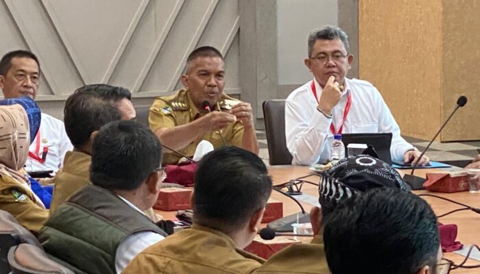 Pj Bupati Bandung Barat, Arsan Latif setelah memimpin Rapat Koordinasi Program Kegiatan TA 2023 dan Rencana Perubahan Anggaran di setiap Perangkat Daerah. (foto: Forkopim/Deden)