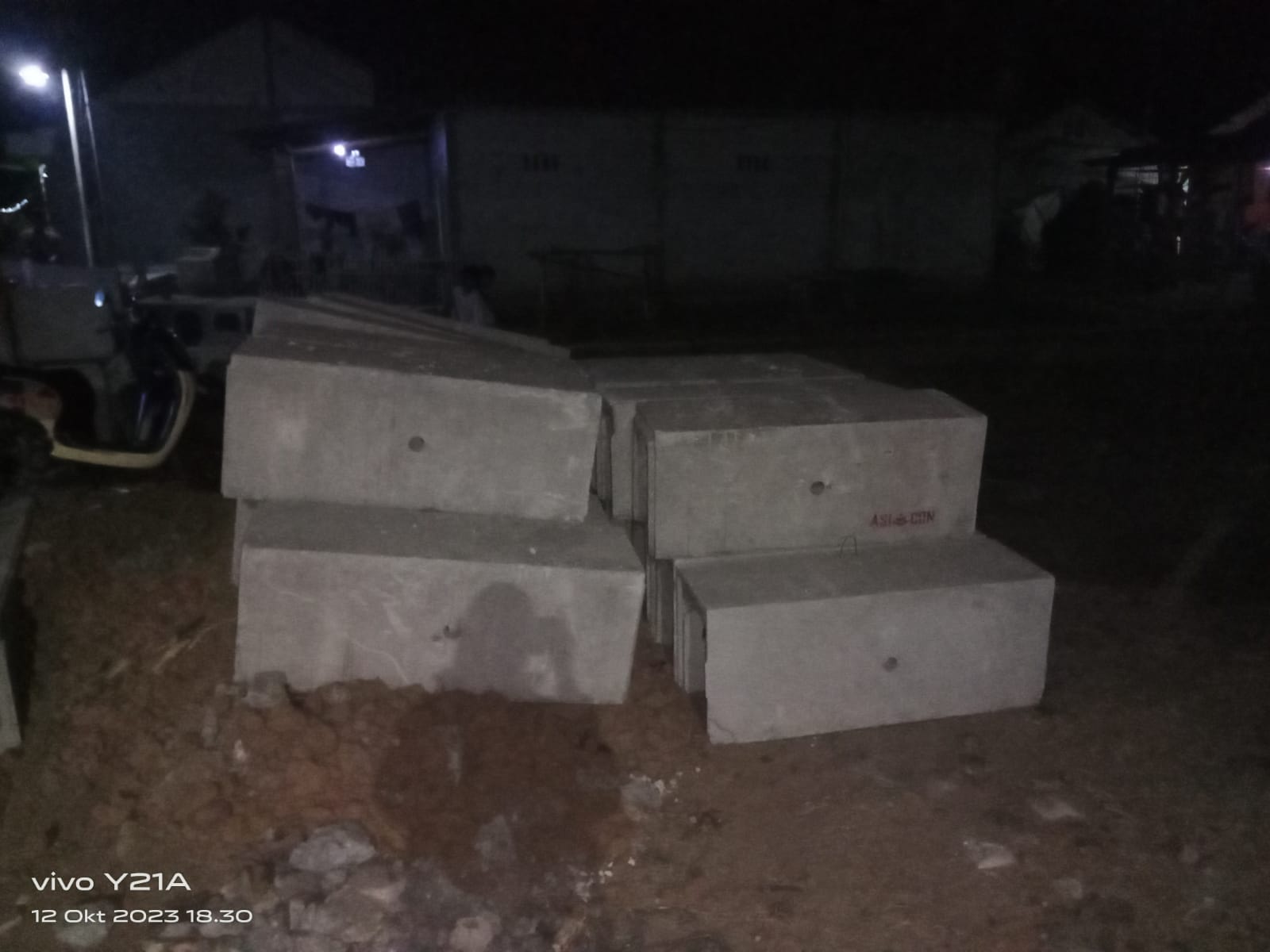 U-Ditch tak Berstandard SNI, Pembangunan Drainase di Kampung Babakan Sukawangi Diduga Cacat Mutu (foto: dok. tim Triberita.com)