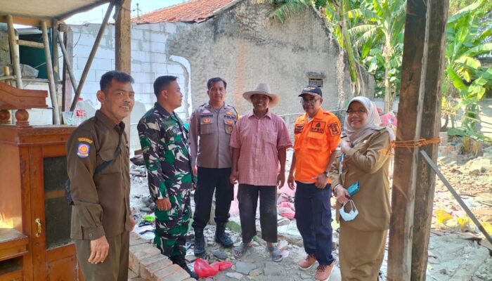 Lurah Tunggak Jati, Farida bersama jajaran TNI/Polri serta BPBD Karawang menyambangi kediaman Mahdi yang ambruk, pihaknya juga langsung merespon keluhan warganya dan segera dilakukan renovasi. (foto; Andyka Nurgoho)