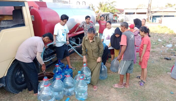 pendistribusian air bersih kepada warga terdampak kekeringan di Kabupaten Bekasi 
