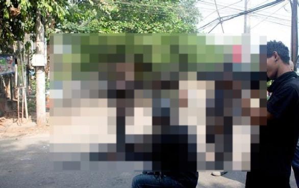 Pengunjuk rasa menggunakan senjata rakitan selama protes terhadap kudeta militer di Yangon, Myanmar. (Foto: Sumber REUTERS)