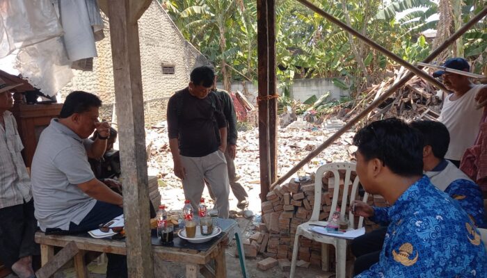 Anggota DPRD Kabupaten Karawang kunjungi rumah Mahdi yang ambruk. (Foto: Andika)