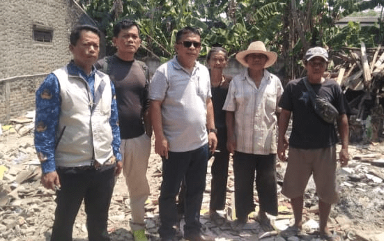 Anggota DPRD Kabupaten Karawang kunjungi rumah Mahdi yang ambruk. (Foto: Andika)