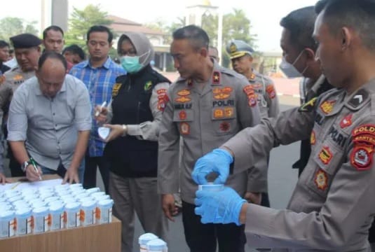 Personel Polda Banten yang terlibat Operasi Mantap Brata (OMB) 2023-2024, menjalani tes urin (Urinalisis). (foto: istimewa)
