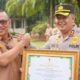 Wali Kota Cilegon Helldy Agustian memberikan piagam penghargaan kepada kepolisian di lingkungan Kepolisian Resort (Polres) Cilegon, dan diterima langsung oleh Kapolres Cilegon AKBP Eko Tjahyo Kuntoro. (Foto : Daeng Yusvin)
