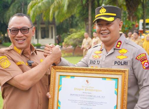 Wali Kota Cilegon Helldy Agustian memberikan piagam penghargaan kepada kepolisian di lingkungan Kepolisian Resort (Polres) Cilegon, dan diterima langsung oleh Kapolres Cilegon AKBP Eko Tjahyo Kuntoro. (Foto : Daeng Yusvin)
