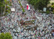 Serukan Shalawat, Puluhan Ribu Masyarakat Karawang Aksi Solidaritas Untuk Palestina
