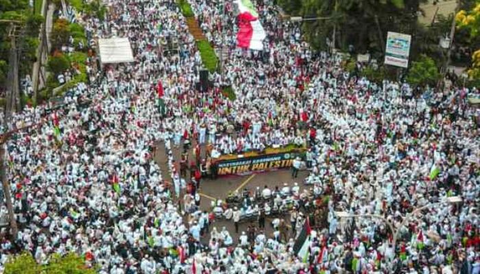 Serukan Shalawat, Puluhan Ribu Masyarakat Karawang Aksi Solidaritas Untuk Palestina