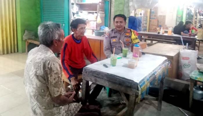 Bhabinkamtibmas Polres Banyusari Karawang Giatkan Ronda Bersama Warga