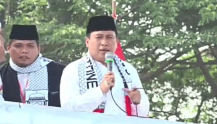 Ketua DPRD Kabupaten Bekasi BN Holik Qodratullah memberikan orasinya di acara "Aksi Bela Palestina". (Foto: Istimewa)