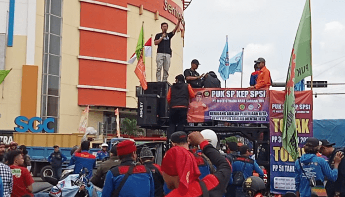 Aksi Unjuk Rasa Ribuan Buruh Lumpuhkan Akses Jalan SGC Cikarang Bekasi, Ini Tuntutannya