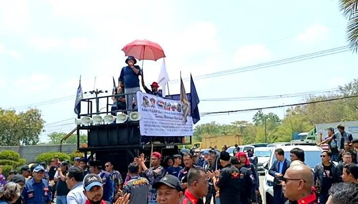 Tuntut Pengelolaan Limbah, Ormas dan LSM Kabupaten Karawang Unjukrasa PT HK PATI