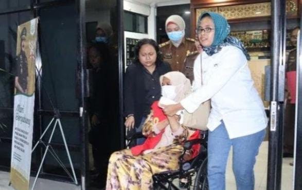 Kepala Desa Pagelaran di Kecamatan Malingping, Kabupaten Lebak, Provinsi Banten, Herliawati saat menuju mobil tahanan Kejaksaan Negeri Lebak. (Foto : Daeng Yusvin)