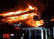 SD Sumbangsih Jaksel Dilalap Api. Gulkarmat Kerahkan 17 Unit Mobil Pemadam Kebakaran