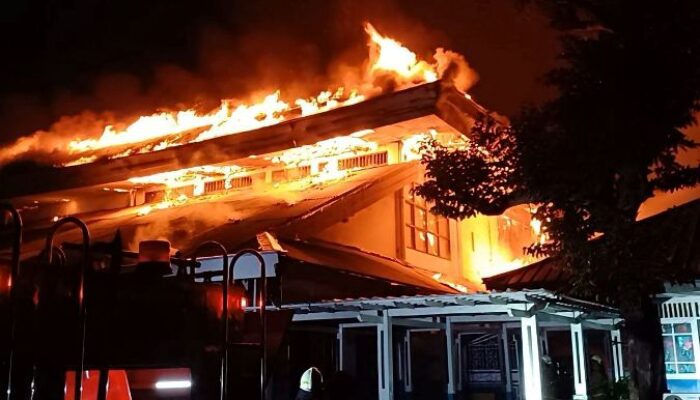 SD Sumbangsih Jaksel Dilalap Api. Gulkarmat Kerahkan 17 Unit Mobil Pemadam Kebakaran