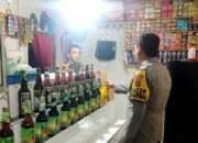 Antisipasi Tawuran, Anggota Polsek Tempuran Karawang Ops Miras dan Oplosan di Toko Jamu