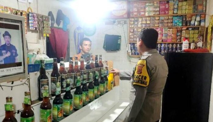 Antisipasi Tawuran, Anggota Polsek Tempuran Karawang Ops Miras dan Oplosan di Toko Jamu
