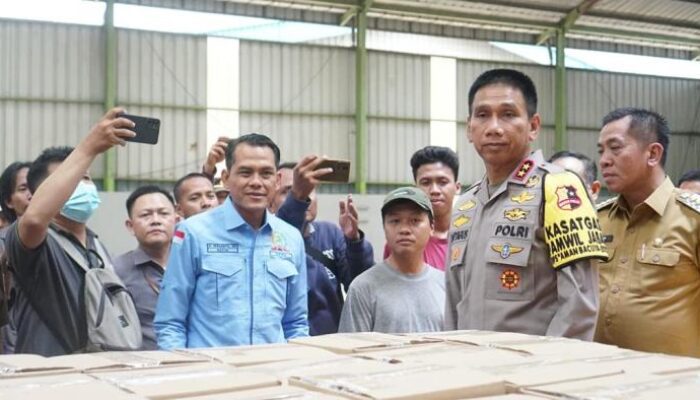 Pantau Ketat Jelang Pemilu, Kapolda Jabar Kunjungi Gudang Logistik KPU di Karawang