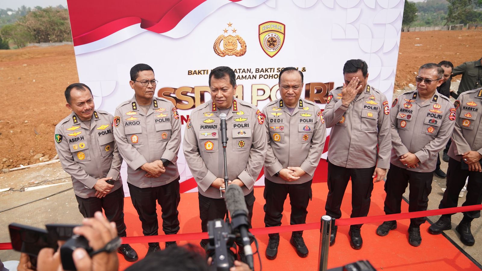 SDM Polri menyalurkan 2000 paket sembako yang diberikan langsung kepada masyarakat di kecamatan gunung sindur (Divisi Hummas Polri)