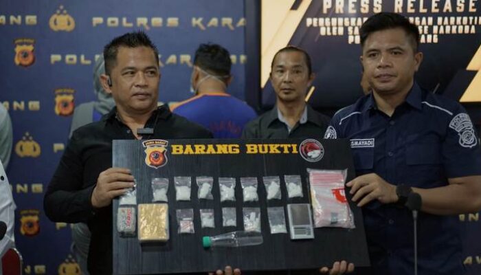 Nyambi Jadi Pengedar Narkotika, Ibu Rumah Tangga di Karawang Dibekuk Polisi