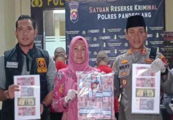 Polres Pandeglang Polda Banten, berhasil mengungkap sindikat pengedar uang palsu mata uang berbagai negara senilai Rp15 triliun di Kabupaten Pandeglang, Provinsi Banten. Polisi juga berhasil meringkus lima pelaku di Kampung Kadu Gadung, Sindanglaya, Kecamatan Pagelaran, Pandeglang pada Minggu (16/7/2023) lalu. Sementara dua lainnya yakni GH dam SB dibekuk di wilayah Indramayu dan Subang, Jawa Barat. (Foto : Daeng Yusvin)