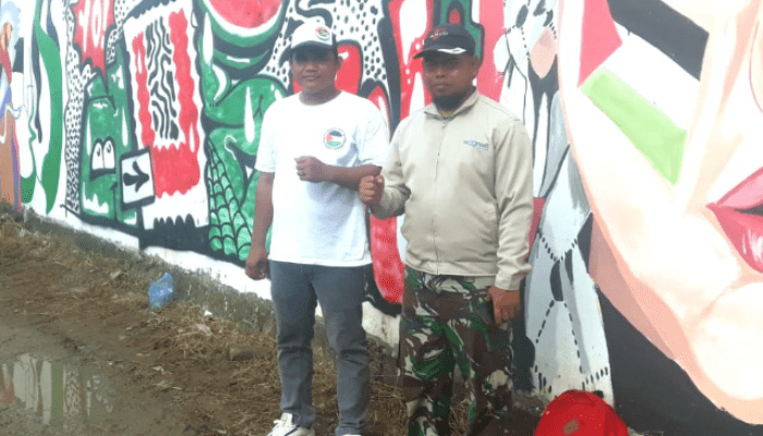 Koordinator aksi kemanusiaan, Rasta Bonte dan Kadir di antara lukisan-lukisan tentang keadaan Rakyat Palestina. (Foto: Jeje)
