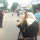 Warga Cabangbungin, Kabupaten Bekasi, Aksi ngecrek di jalan meminta bantuan kepada pengguna jalan yang melintas, hasilnya akan didonasikan untuk rakyat palestina. (Foto: Jeje)