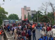 Macet Total, Masyarakat Kecewa Demo Buruh Lumpuhkan Akses ke Cikarang