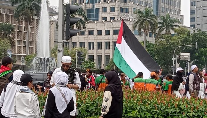 Jutaan massa aksi Damai Bela Palestina dari berbagai wilayah di Indonesia padati Monas Jakarta, Minggu (05/11). Foto: Fhatar