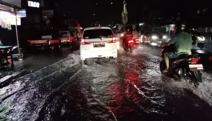 Diguyur Hujan Deras, Jalan Kawasan Lippo Cikarang Tergenang Air