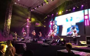 konser Skyland Festival pada Sabtu (04/11), acara yang diadakan di Waterboom Lippo Cikarang itu mampu menghibur penonton meski sempat diguyur hujan deras. 9foto: Abdul Kholilulloh)