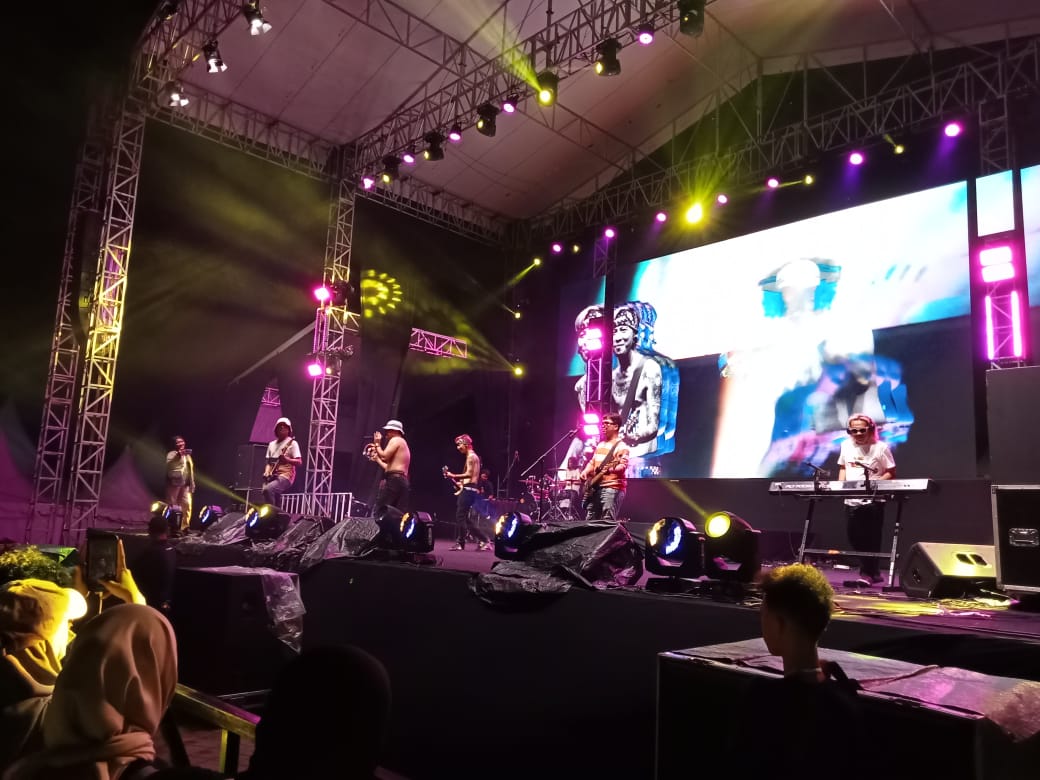 konser Skyland Festival pada Sabtu (04/11), acara yang diadakan di Waterboom Lippo Cikarang itu mampu menghibur penonton meski sempat diguyur hujan deras. 9foto: Abdul Kholilulloh)