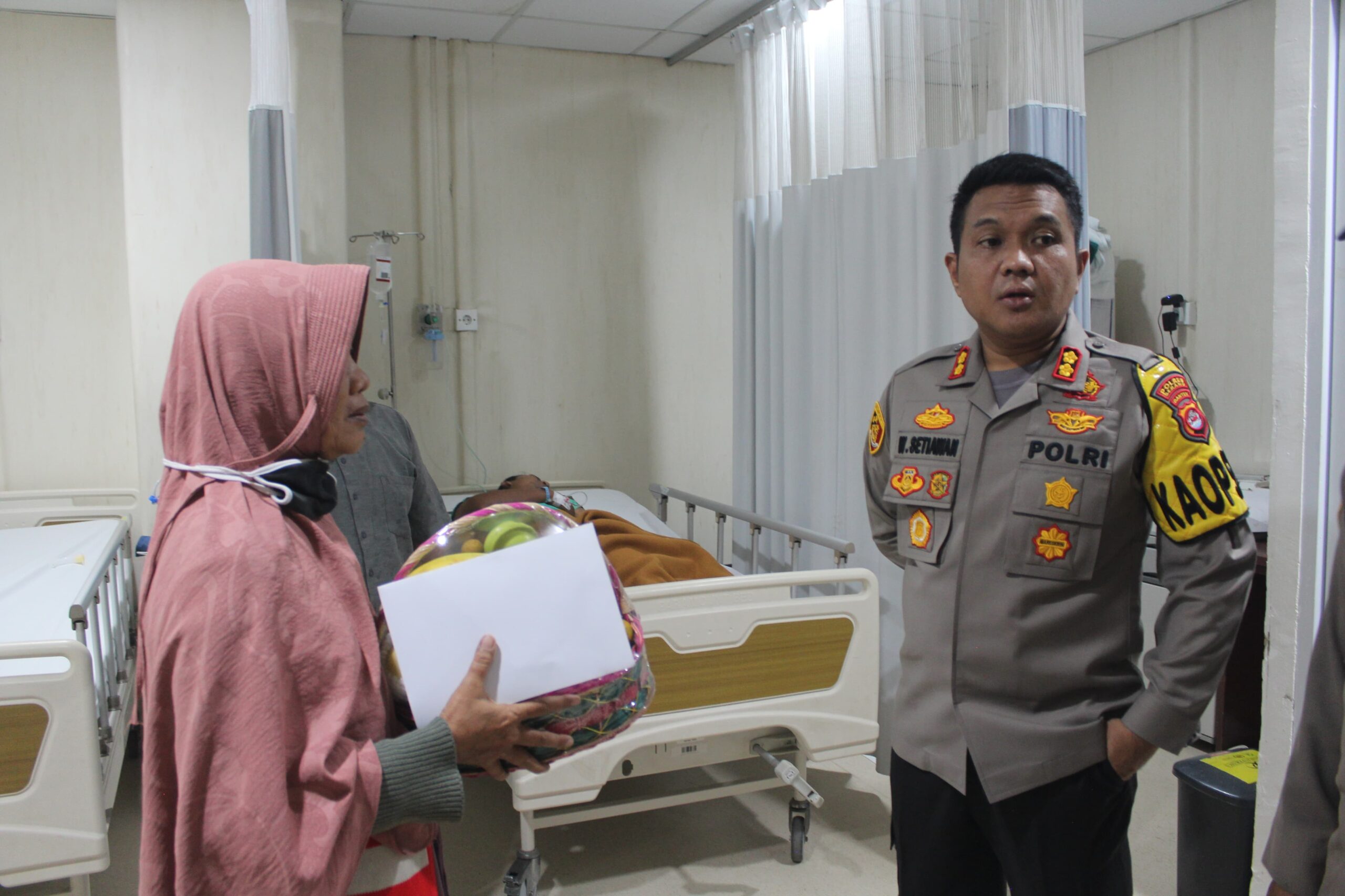 Kapolres Serang AKBP Wiwin Setiawan bersama sejumlah pejabat utama dan Kapolsek Ciruas, menjenguk Jumadi, korban penembakan kawanan perampok (foto: istimewa)