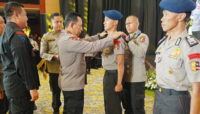 Kapolri Berikan Kenaikan Pangkat Luar Biasa Bagi Anggota Satgas Cartenz